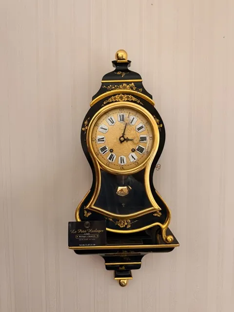 Pendule neuchâteloise noire et or
