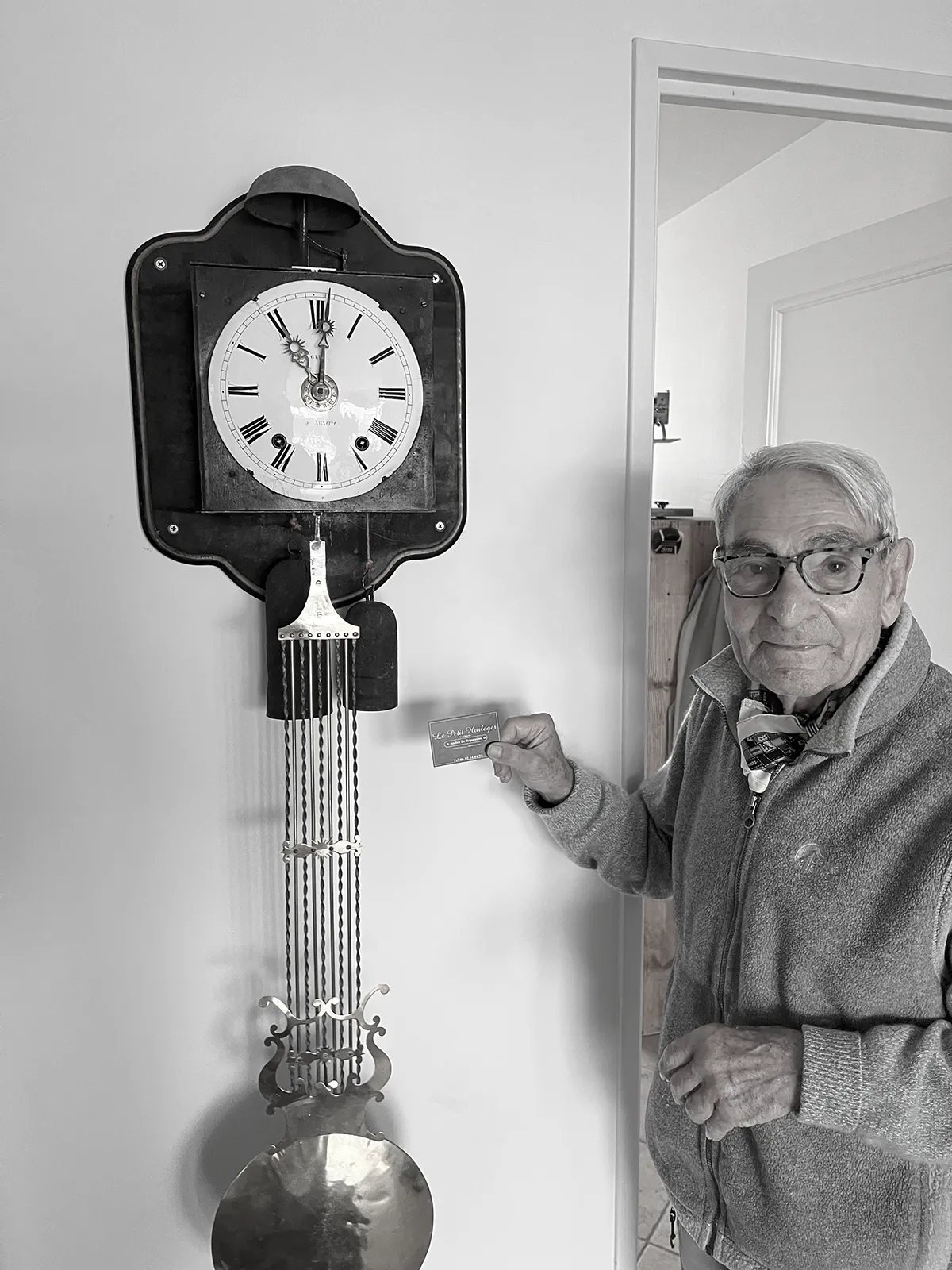Horlogerie Chatelle dans son atelier
